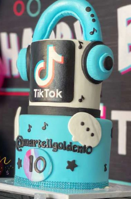 Pastel de cumpleaños de TikTok con auriculares