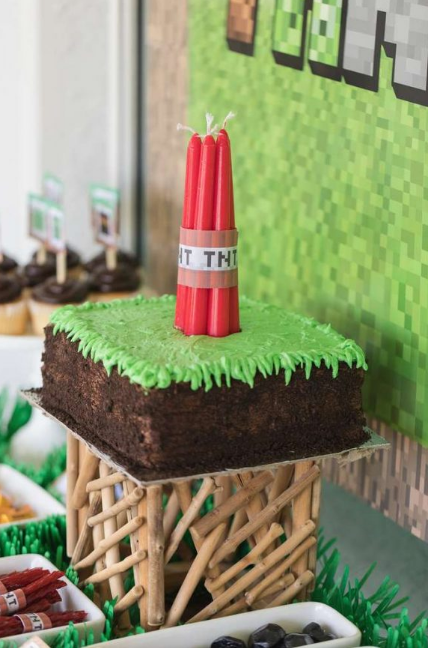 Pastel de cumpleaños TNT de bloque de hierba