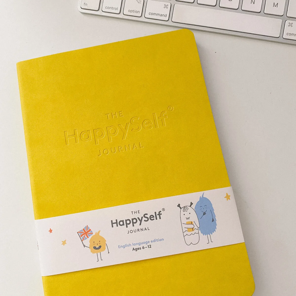 el diario feliz en el escritorio con el teclado de Apple