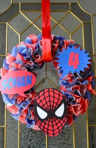 Esta divertida corona de Spiderman Cupcake Liner es festiva y fácil de hacer.