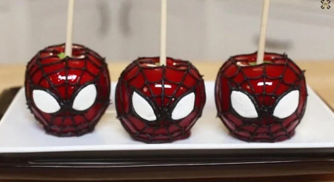Manzanas De Caramelo De Spiderman son golosinas tradicionales con un divertido toque de superhéroe.
