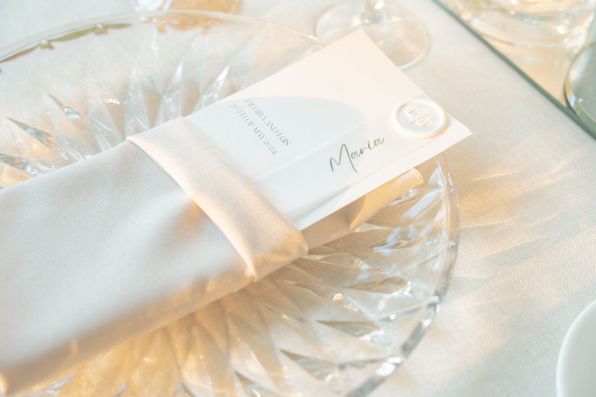 Planning Guides 4 A sophisticated table setting with a menu card elegantly placed in a white napkin.